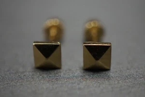 Pendientes traseros cuadrados de oro amarillo liso de 14 K para mujeres y niños de 4 mm pirámide 3D. - Imagen 1 de 9