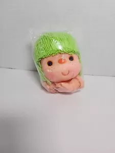Cabeza de muñeca MITZY de colección nueva stock antigua de 4" con manos y pelo de hilo verde - Imagen 1 de 4