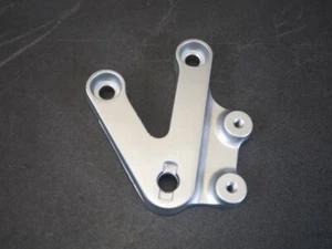 HOLDER BRACKET , L.STEP FR SUZUKI GSXR750Y K2 2000 43521-35F00 19720 - Bild 1 von 5