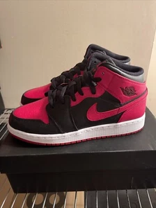 Brandneu - Nike Air Jordan 1 Mid (GS) BANNED 554725-074 schwarz rot Größe 6Y - Bild 1 von 6
