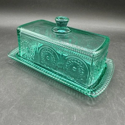 Plato de mantequilla de vidrio transparente en relieve The Pioneer Woman Adeline verde azulado Foto 1 de 4