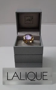 Anillo Chapado en Oro Cabujón Violeta Cristal Lalique Talla 7 - Imagen 1 de 8