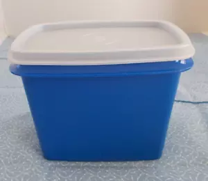 Tupperware Blue #1243 Shelf Saver Container With a #1244 Blue Lid Stackable - Picture 1 of 7