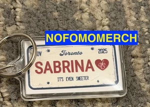 SABRINA CARPENTER OFFICIAL LICENSE PLATE SHORT SWEET TOUR 2025 SCHLÜSSELANHÄNGER TORONTO - Bild 1 von 1