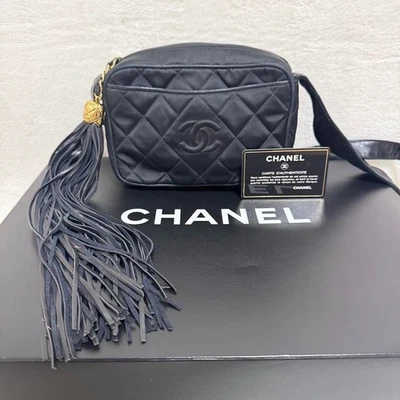 Bolsa de ombro Chanel Matelassé franja cetim preto franja ouro hardware - Imagem 1 de 4