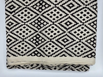 Tela Negro Estampado Geométrico Fondo Bronceado 44' W 4 Yardas + 7" Foto 1 de 4