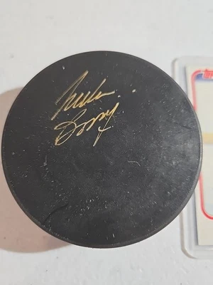 Disco de hockey oficial autografiado por Mike Bossy con tarjeta Topps 1981  Foto 1 de 4