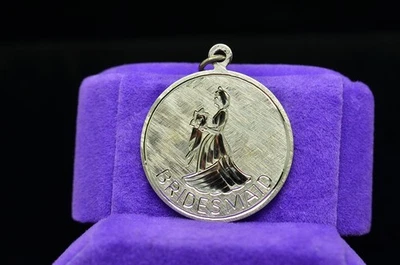 Dije colgante de dama de honor redondo de plata de ley 925 Foto 1 de 4