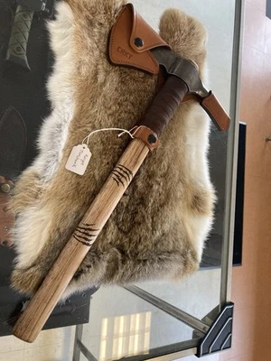Madera Kangee Tomahawk personalizada de acero al carbono 1055 con funda de cuero aceitado de visón Foto 1 de 2