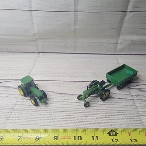 Tractores John Deere diecast escala 1/64 Ertl abiertos 520 y vagón/remolque de heno verde - Imagen 1 de 9