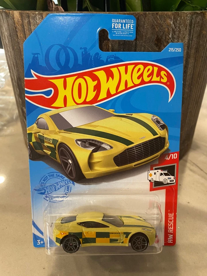 Hot Wheels HW Rescate 4/10 Aston Martin ONE-77 215/250 Amarillo Emergencia - Imagen 1 de 1