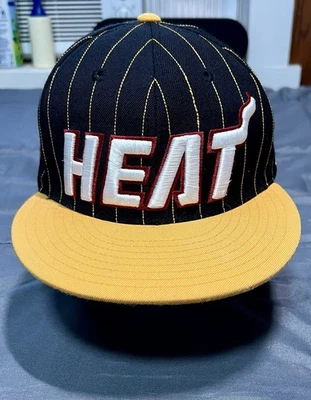 Gorra de colección Adidas NBA Miami Heat Snapback negra a rayas lana amarilla CH39 Foto 1 de 4