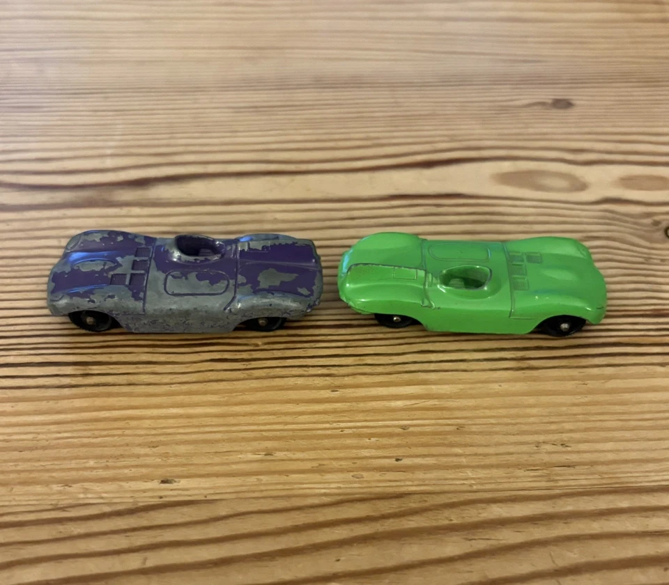 Coches de carreras vintage Tootsie Toy Jaguar tipo D Le Mans verde y púrpura Foto 1 de 1
