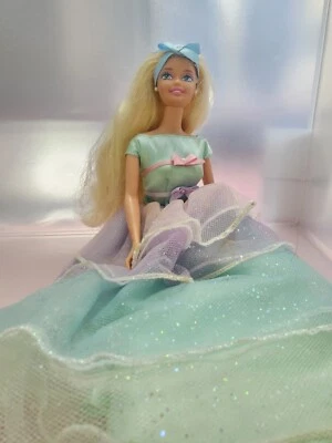 An Avon Exclusive Spring Tea Party Barbie Doll- Blonde No Shoes Foto 1 de 4