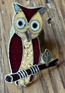 Owl Sitting On Branch Colletible Pin Red/gold - Picture 1 of 4
