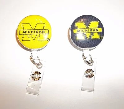 Universidad de Michigan U of M Retráctil Identificación Nombre Insignia Soporte Carrete Clip en Foto 1 de 2