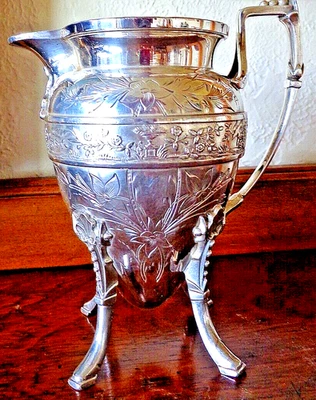 ANTIQUE EXCEPTIONAL MERIDEN CONN USA FOOTED CREAM JUG AESTHETIC ERA SILVERPLATE - Image 1 of 4