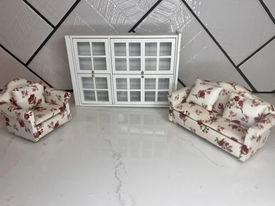 Muebles vintage para casa de muñecas de salón. Sofá, silla y unidad de almacenamiento Chintz Foto 1 de 4