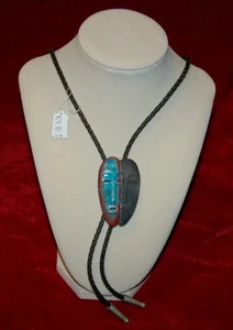 VINTAGE SCHMUCK Bolokrawatte Leder geflochten zwei Gesichter Anhänger - Bild 1 von 3