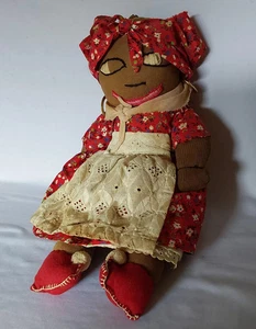 Primitive, Volkskunst Stoffpuppe im roten Calico Kleid - Bild 1 von 4