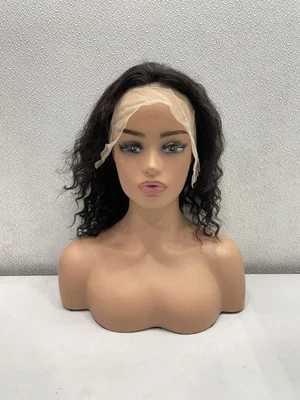 Peluca frontal de encaje corto de cabello humano rizado negro natural Foto 1 de 4