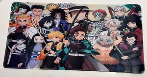 Demon Slayer Un Cast di Personaggi 24" x 12" Tappetino CCG TCG Anime Gioco di Carte - Foto 1 di 3