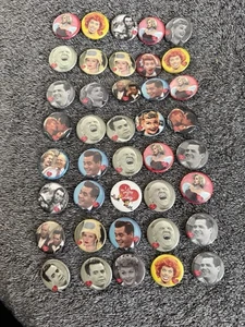 elvis presley - I Love Lucy - Lynyrd Skynyrd Pacchetto di 100 spille medaglia - Foto 1 di 15