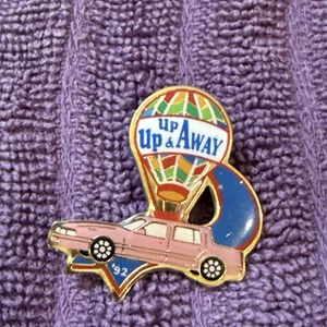 De colección 1992 Mary Kay Rosa Cadillac Globo Aire Caliente Etiqueta Rara O Prendedor Sombrero (R2) - Imagen 1 de 2