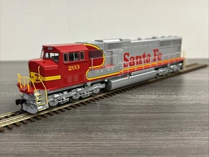 Walthers Mainline HO #910-11001 EMD SD75M Locomotiva Santa Fe #203 Nuovo con scatola - CC - Foto 1 di 12