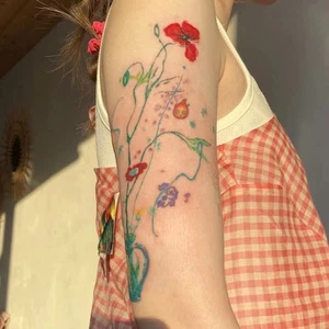 Tatuaje temporal floral acuarela - flores de amapola vibrantes con diseño de florero de corazón - Imagen 1 de 4