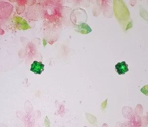 Pequeños pendientes de esmeralda genuina de 3 mm con corte esmeralda en plata de ley maciza .925  - Imagen 1 de 15