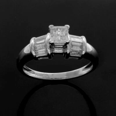 Anillo de compromiso y boda Estate de platino con diamantes y baguette y príncipes de 1,00 quilates Foto 1 de 4