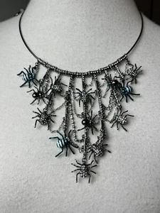 Neu mit Etikett Betsey Johnson Halloween Spinne Statement leuchtet im Dunkeln Halskette 125 $ - Bild 1 von 6