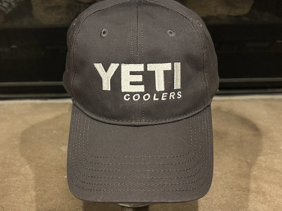 YETI кулеры полный панели шляпа крышка Gunmetal серый с белым вышитым логотипом новый с Ярлыками новый - Изображение 1 из 4