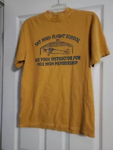 Mile High CLUB FLIGHT SCHOOL Rue 21 Mens Medium Gold Graphic Tee NWOT - Picture 1 of 3