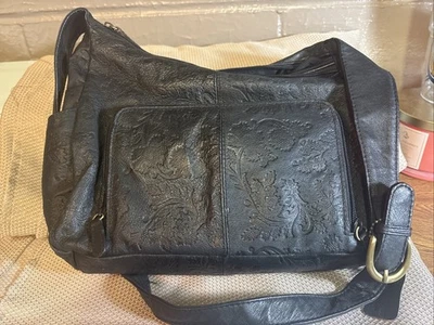 Bolsa de mão Cabin Creek preta de couro floral em relevo - Imagem 1 de 4