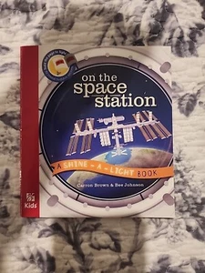 Libro Chick Fil A Kids "On The Space Station" Shine A Light - Imagen 1 de 2