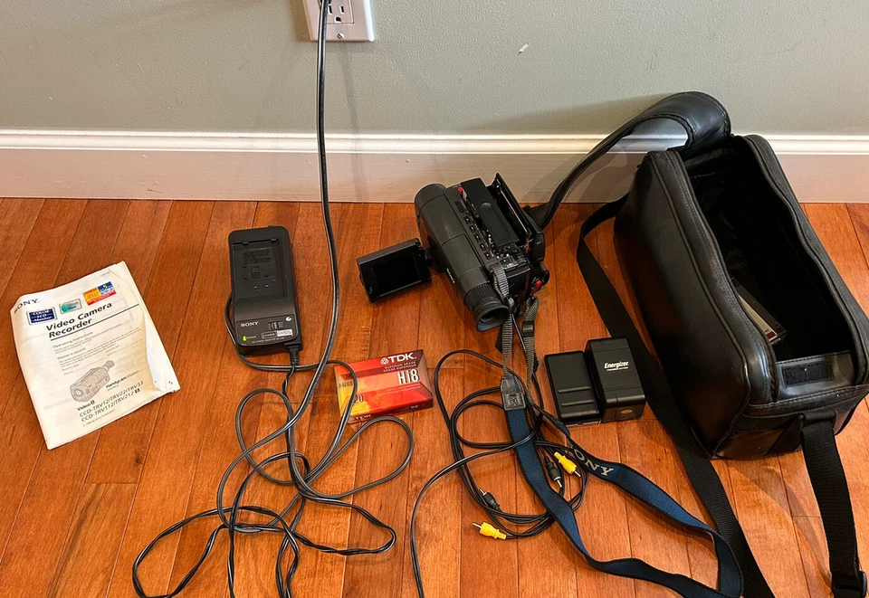 Sony Handycam Vision CCD-TRV212 Video 8 Camcorder Recorder 26x - Image 1 of 4