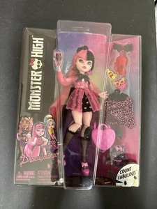 Monster High Draculaura G3 Reboot Puppe mit Kleidung & Zubehör Mattel 2022 - Bild 1 von 2