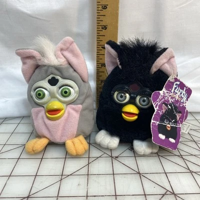 Two Furbies one BlackFurby buddy With Tag one 钥匙扣钱包 毛绒-R — 第 1/4 张图片