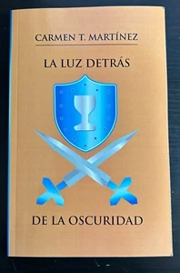 La Luz Detras De La Oscuridad by Carmen T. Martinez (Spanish) Paperback Book - Picture 1 of 2
