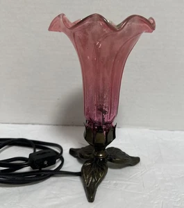 Rosa Glas Lilie Tulpe Tischlampe mit Gussmetall Blattfuß 8,75" hoch - Bild 1 von 13
