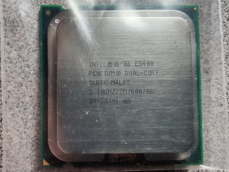 Intel Pentium E5400 SLGTK 2.7 GHz CPU processor - Image 1 of 1