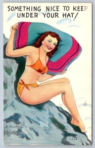 Etwas Schönes unter dem Hut zu halten! Vintage Pinup Mädchen Postkarte, B Armstrong - Bild 1 von 2