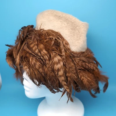 Винтажная женская шляпа ручной работы 1960-е HENRY MARGU CREATIONS кремовая с коричневыми перьями - Изображение 1 из 4