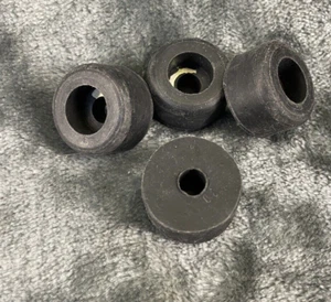 4 pies de goma NEGRO almohadilla de pie de teléfono tipo B (1 X 9/16") - Imagen 1 de 2