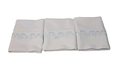 3 fundas de almohada blancas con puño bordado azul Lt.  Estándar/Reina Foto 1 de 4