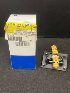 CONJUNTO CONTROL PESTILLO PUERTA TRASERA OEM GM 25911269 - Imagen 1 de 4