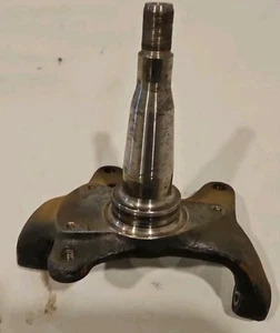 MERCEDES BENZ R107 450SL 380SL RIGHT FRONT WHEEL SPINDLE - Picture 1 of 3