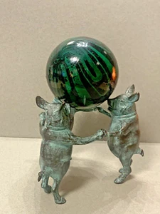Iron Statue - Three Pigs balancing a ball on their Snouts - Picture 1 of 10